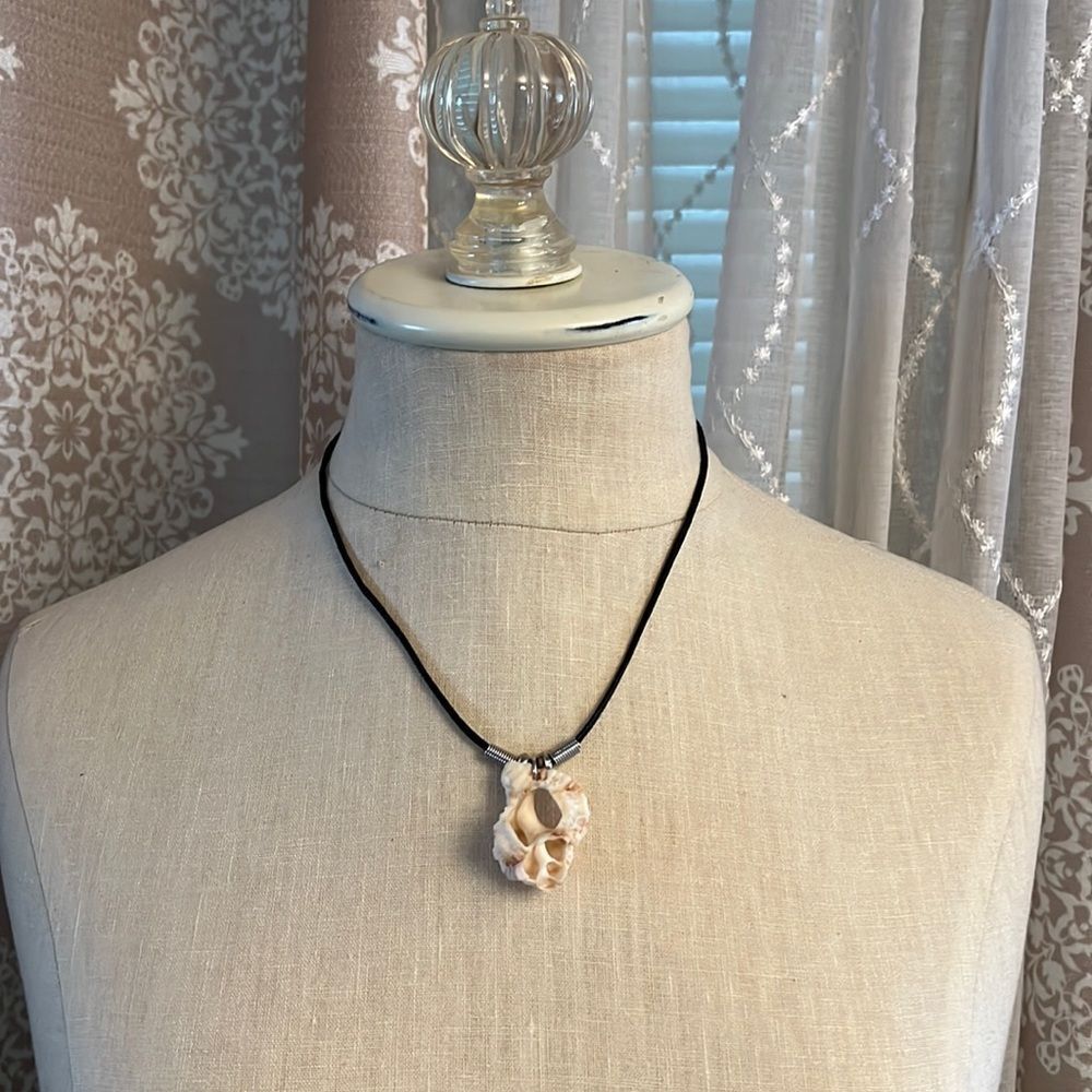 Handcrafted natural seashell Pendant Necklace